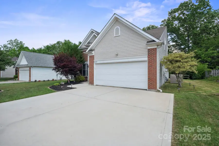 16337 Greybriar Forest Lane, Charlotte, NC 28278 - Image #2