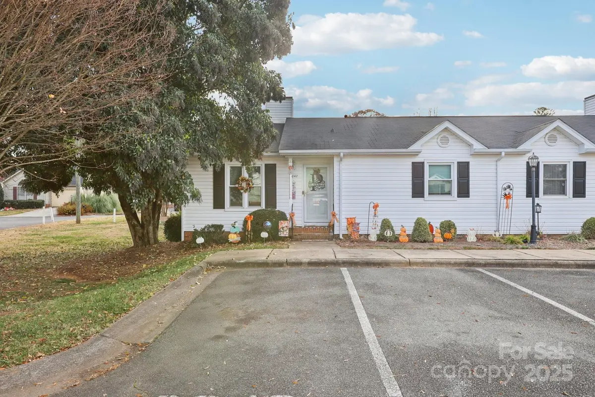 6042 Crape Myrtle Lane, Charlotte, NC 28216 - Image #1