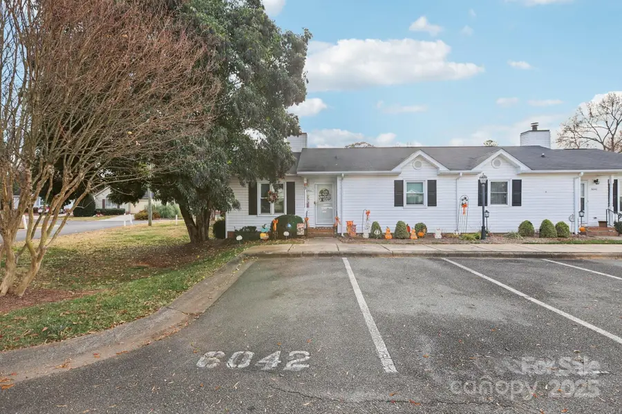 6042 Crape Myrtle Lane, Charlotte, NC 28216 - Image #2