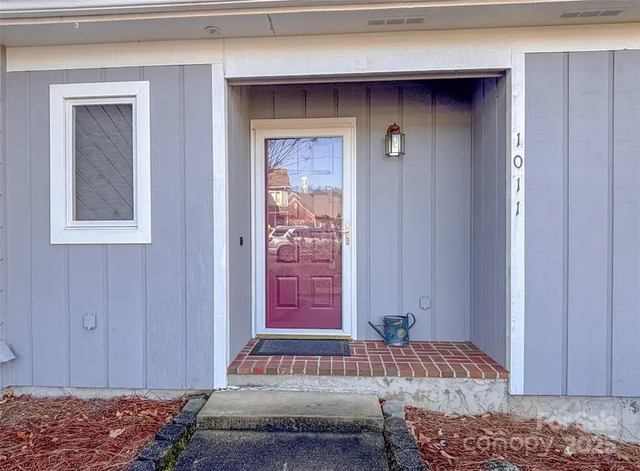 1011 21st Avenue Ne, Hickory, NC 28601 - Image #2