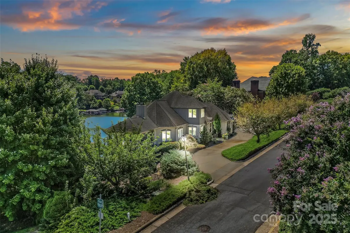 271 44th Avenue Circle Nw, Hickory, NC 28601 - Image #1