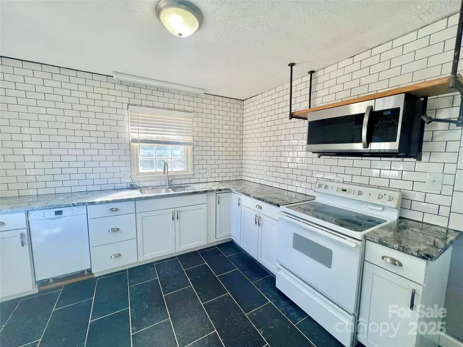 1182 Village Circle, Hickory, NC 28602 - Image #3