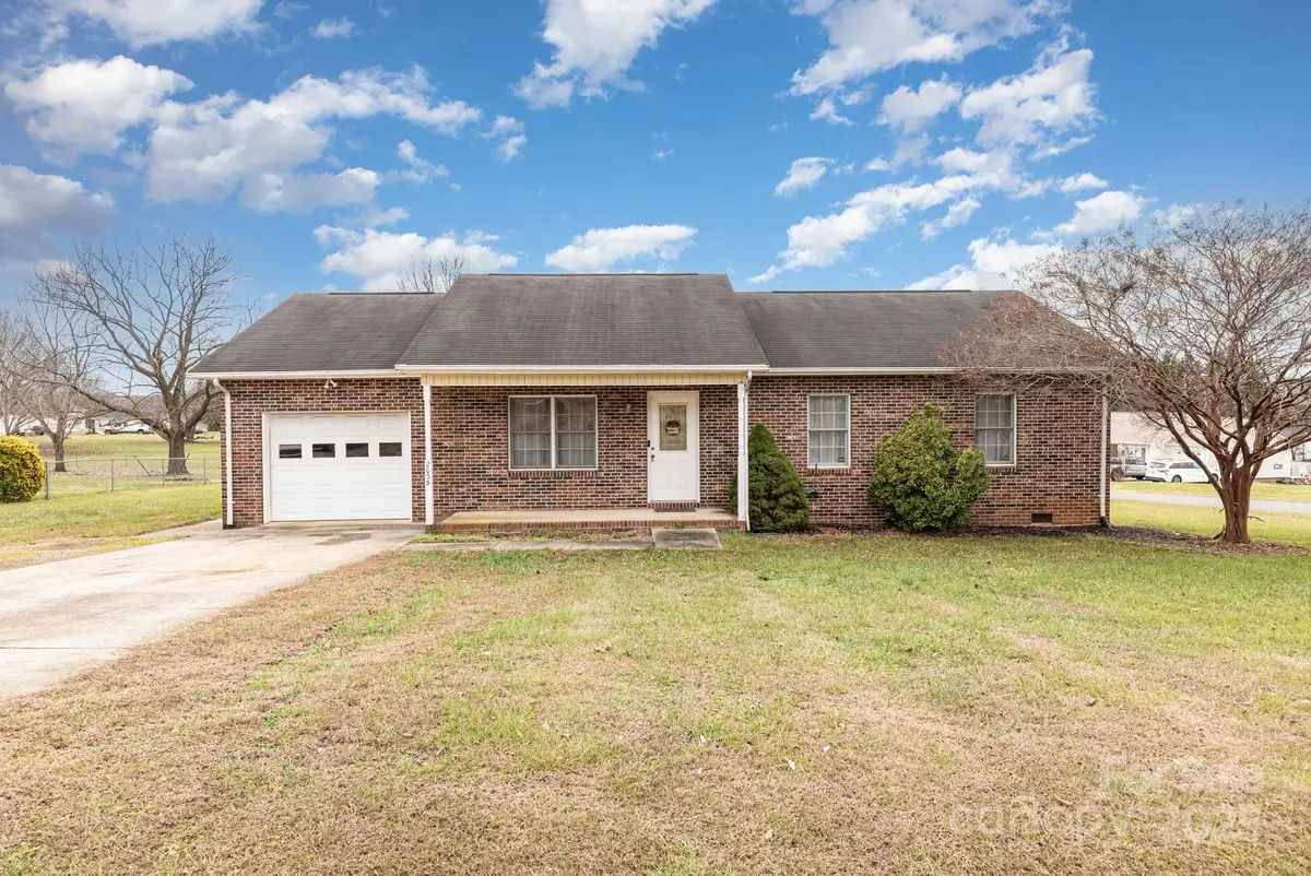2039 Rocketts Way, Newton, NC 28658 - Image #1