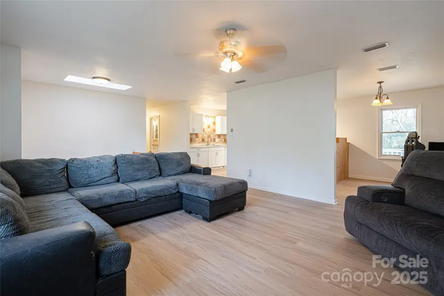 2016 19th Avenue Circle Ne, Hickory, NC 28601 - Image #2