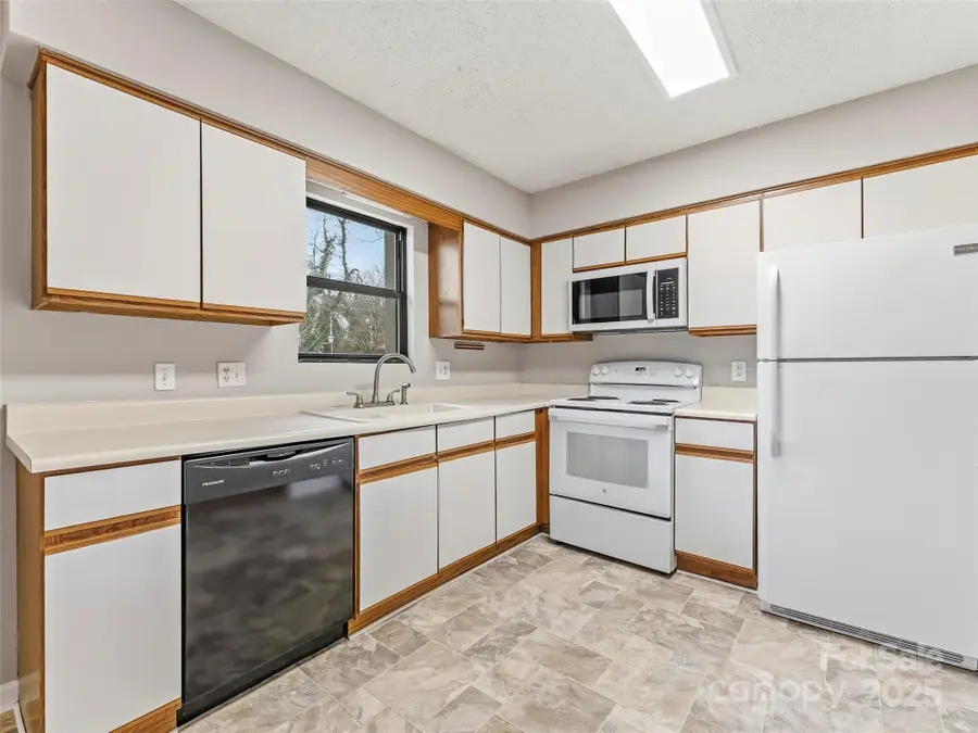 102 Abbey Circle, Asheville, NC 28805 - Image #2