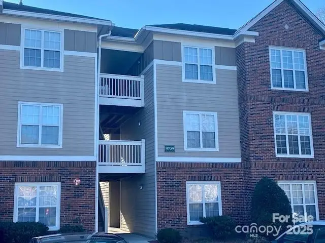9709 Campus Walk Lane, Charlotte, NC 28262 - Image #1