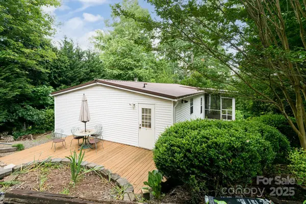 129 Oak Trails Pass, Leicester, NC 28748