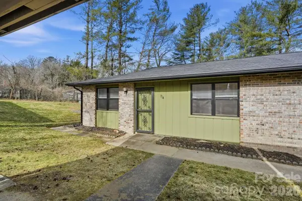 714 Farmington Circle, Hendersonville, NC 28739