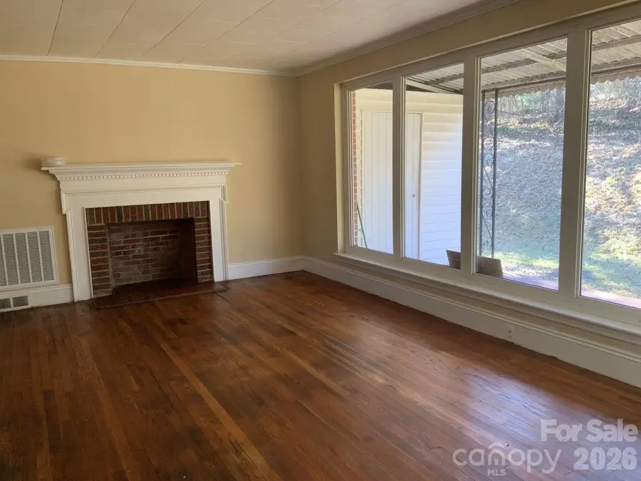 626 3rd Avenue Drive Se, Hickory, NC 28602 - #3