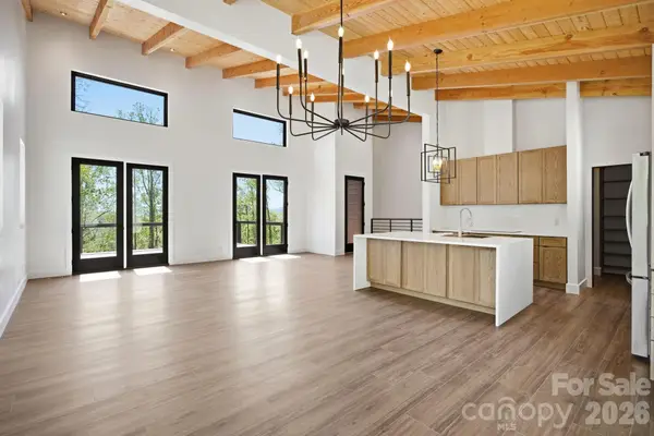 102 Sandpiper Palisades Street, Hendersonville, NC 28792