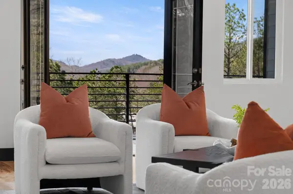 74 Jeranna Road, Mills River, NC 28759