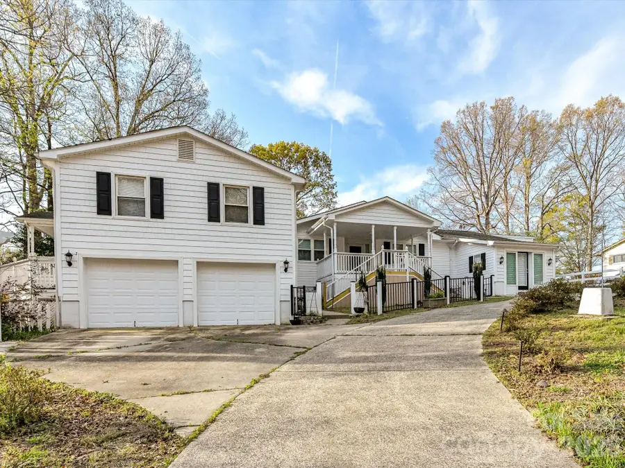 916 Lakewood Drive, Matthews, NC 28104 - #2