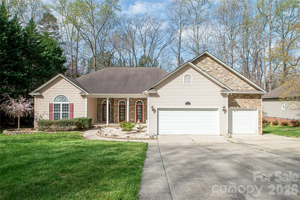 2725 Lakeview Circle, Matthews, NC 28105 - #1