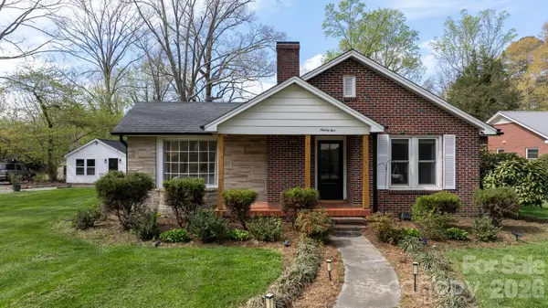 95 18th Avenue Nw, Hickory, NC 28601