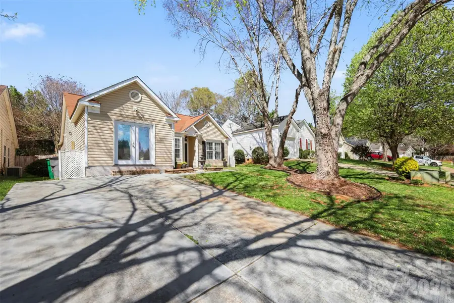 9113 Shenington Place, Charlotte, NC 28216 - #2