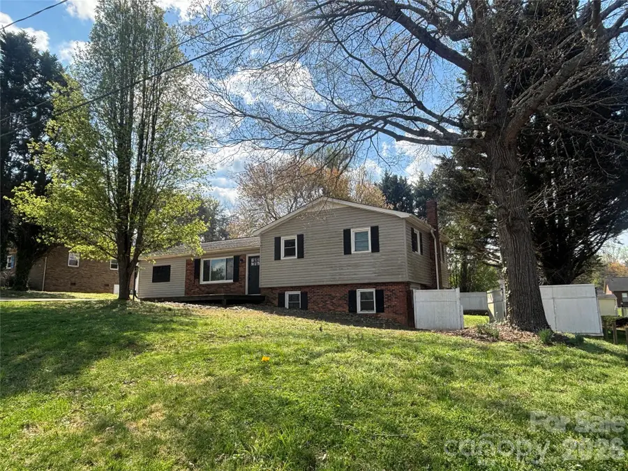 2618 32nd Avenue Ne, Hickory, NC 28601 - #2