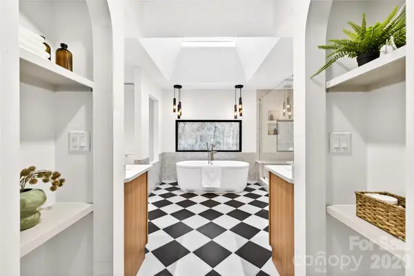 2011 E Barden Road, Charlotte, NC 28226