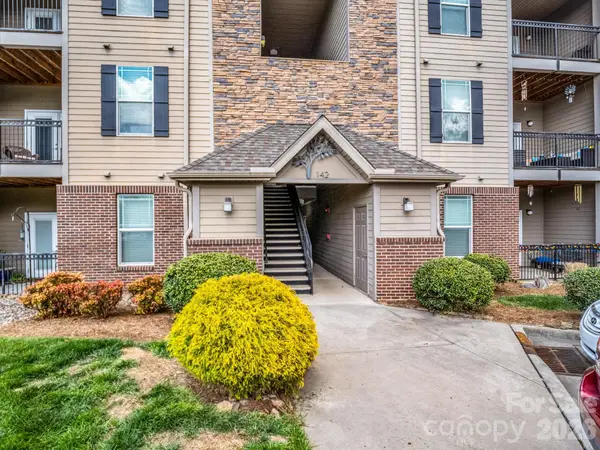 142 Brickton Village Circle #106, Fletcher, NC 28732