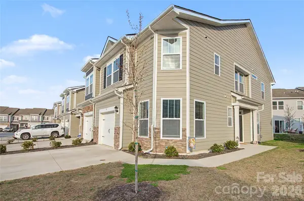 33 Cedar Hill Road, Hendersonville, NC 28792