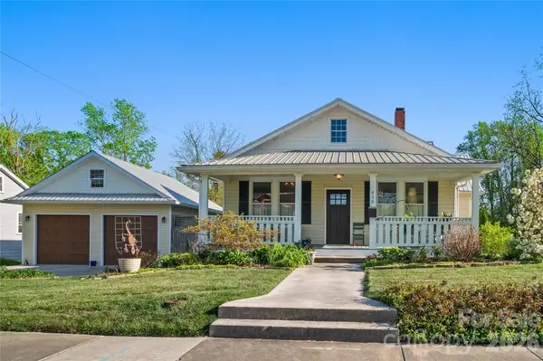 416 3rd Avenue W, Hendersonville, NC 28739