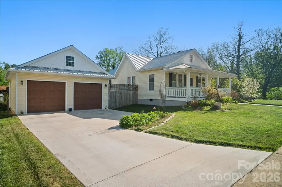 416 3rd Avenue W, Hendersonville, NC 28739 - #2