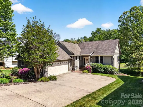 24 Triple Fairways Drive, Hendersonville, NC 28739