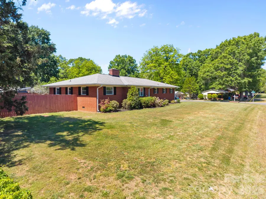 903 E Iredell Avenue, Mooresville, NC 28115 - #3