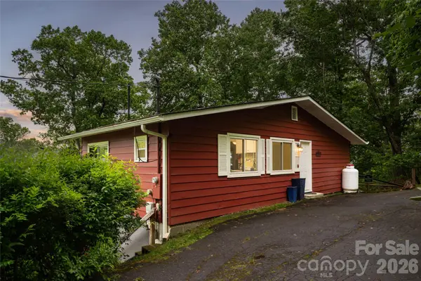 8 N Delano Road, Asheville, NC 28805