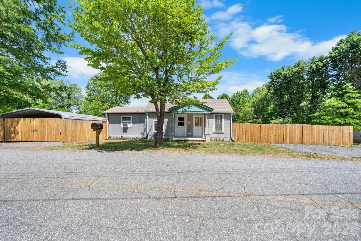3706 2nd Avenue Nw, Hickory, NC 28601 - #1
