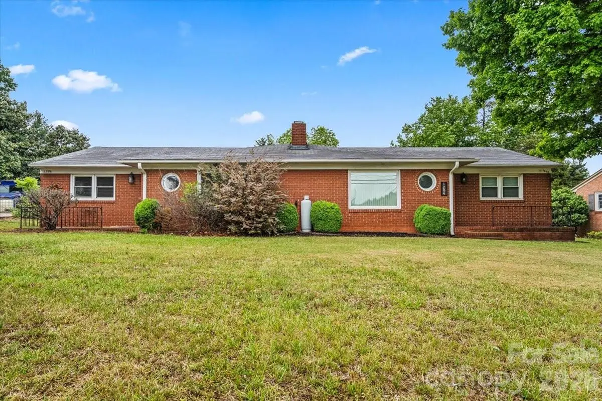 1204 W Fifth Avenue, Lexington, NC 27295 - #1
