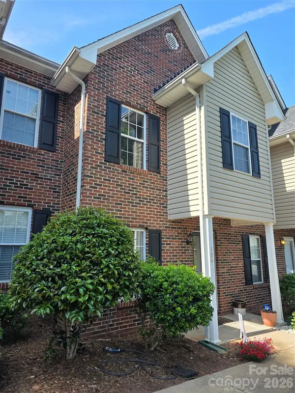 2240 15th Avenue Ne #104, Hickory, NC 28601