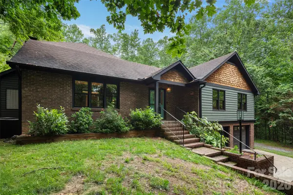 2000 Davis Mountain Road, Hendersonville, NC 28739