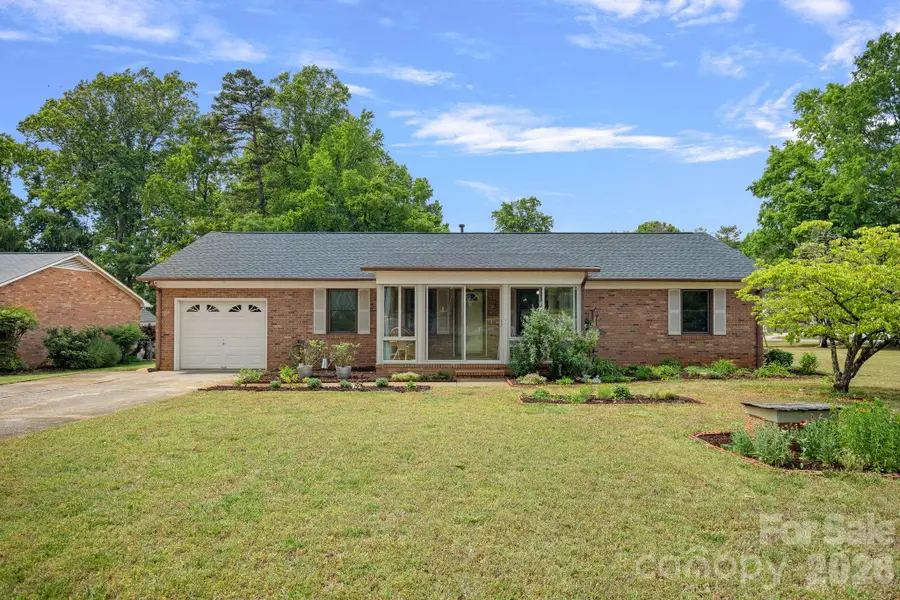 6131 Kinghurst Drive, Charlotte, NC 28216 - #2