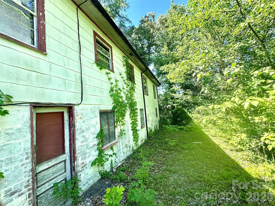 141 10th Avenue Se, Hickory, NC 28602 - #2