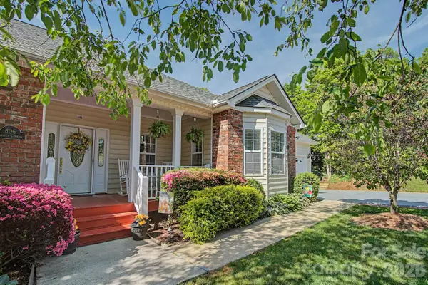 606 Carriage Commons Drive, Hendersonville, NC 28791