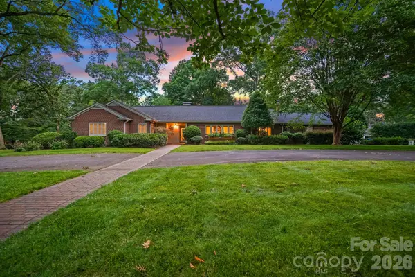 560 11th Avenue Circle Nw, Hickory, NC 28601