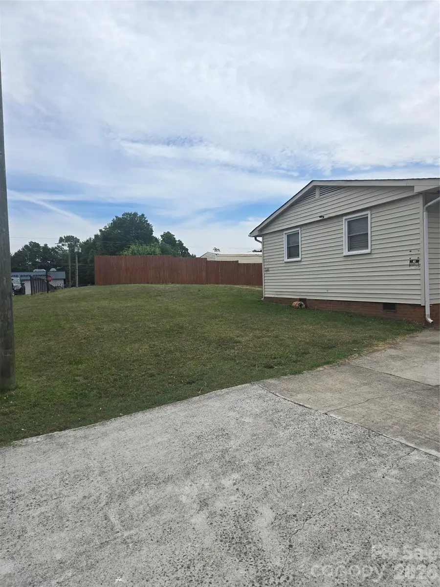 630 9th Avenue Drive Se, Hickory, NC 28602 - #3