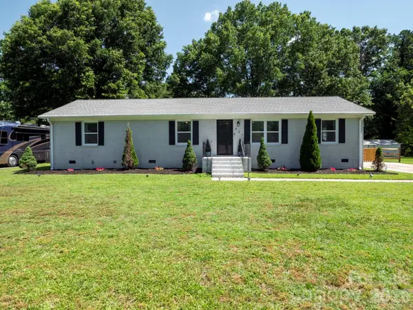 421 Catawba Circle N, Matthews, NC 28104
