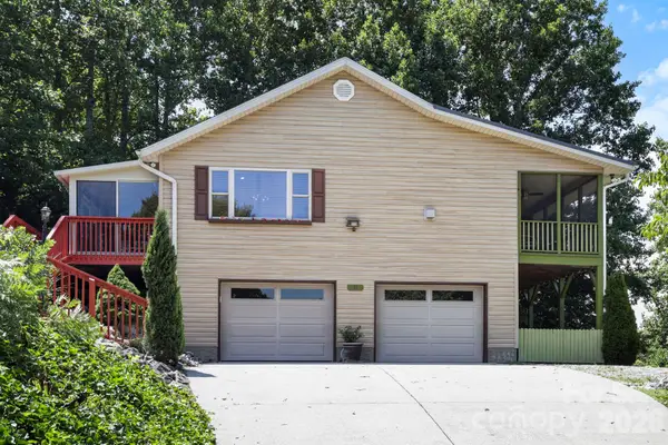 81 Chestnut Lane, Hendersonville, NC 28792