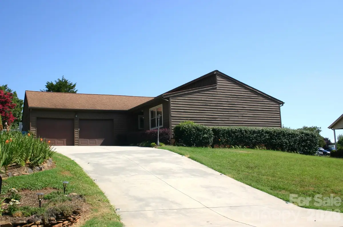 1647 Woodridge Circle, Hickory, NC 28602 - #1