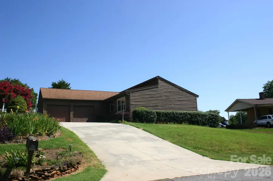 1647 Woodridge Circle, Hickory, NC 28602 - #3