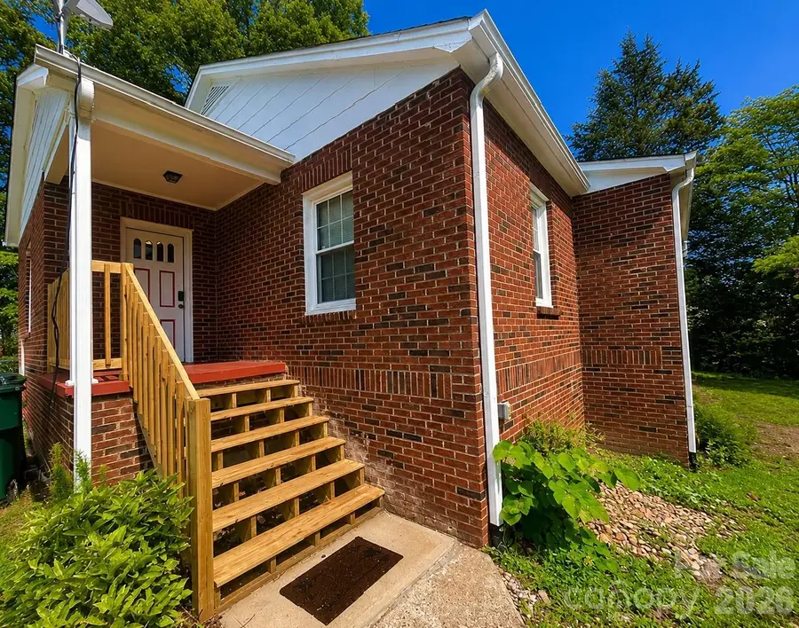 112 3rd Street Ne, Conover, NC 28613 - #3