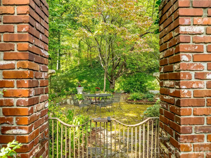 5 Hillcrest Road E, Asheville, NC 28804 - #3