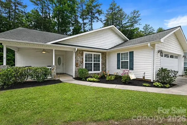 17 Coventry Circle E, Franklin, NC 28734