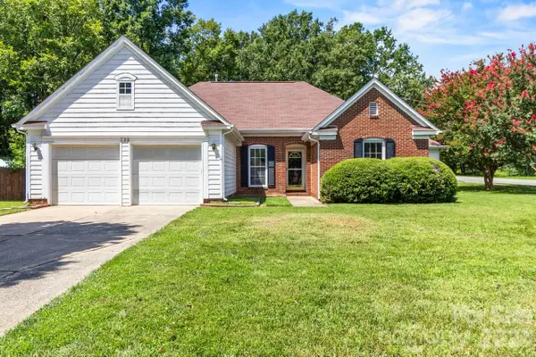 739 Oakbluff Circle, Charlotte, NC 28216