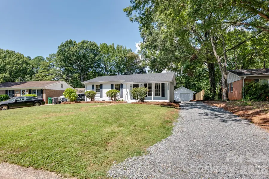 823 Farmcrest Drive, Charlotte, NC 28206 - #2