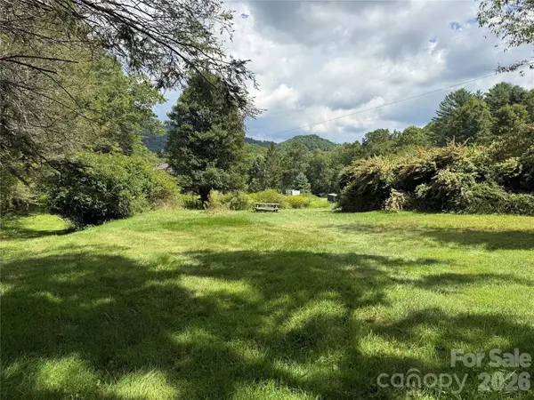 20 Triangle Road, Tuckasegee, NC 28783
