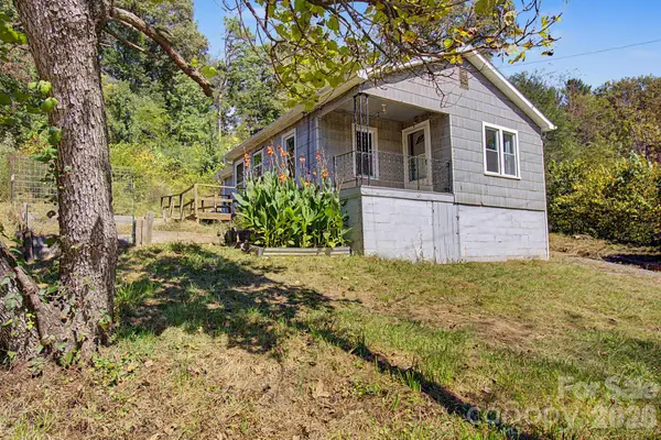 60 Riddle Road, Swannanoa, NC 28778