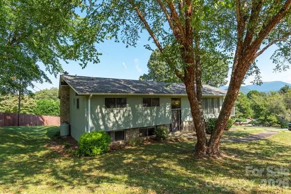 127 College Circle, Swannanoa, NC 28778