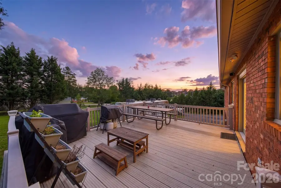 226 28th Avenue Place Ne, Hickory, NC 28601 - #2